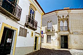 Evora - Casa Garcia de Resende con la finestra manuelina (Largo das Portas de Moura). 